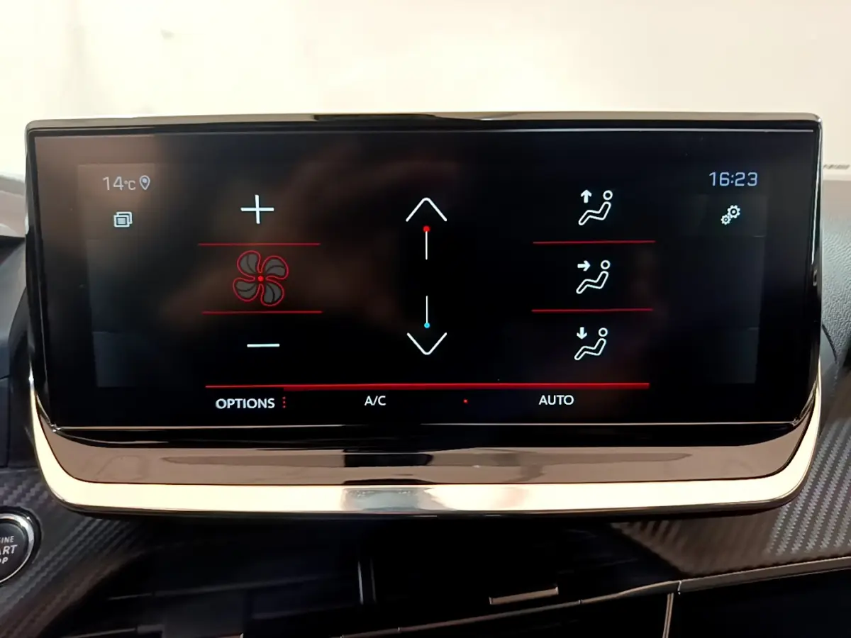 Écran tactile 10 pouces du tableau de bord du Peugeot 2008 gris clair, affichant les commandes de climatisation automatique.
