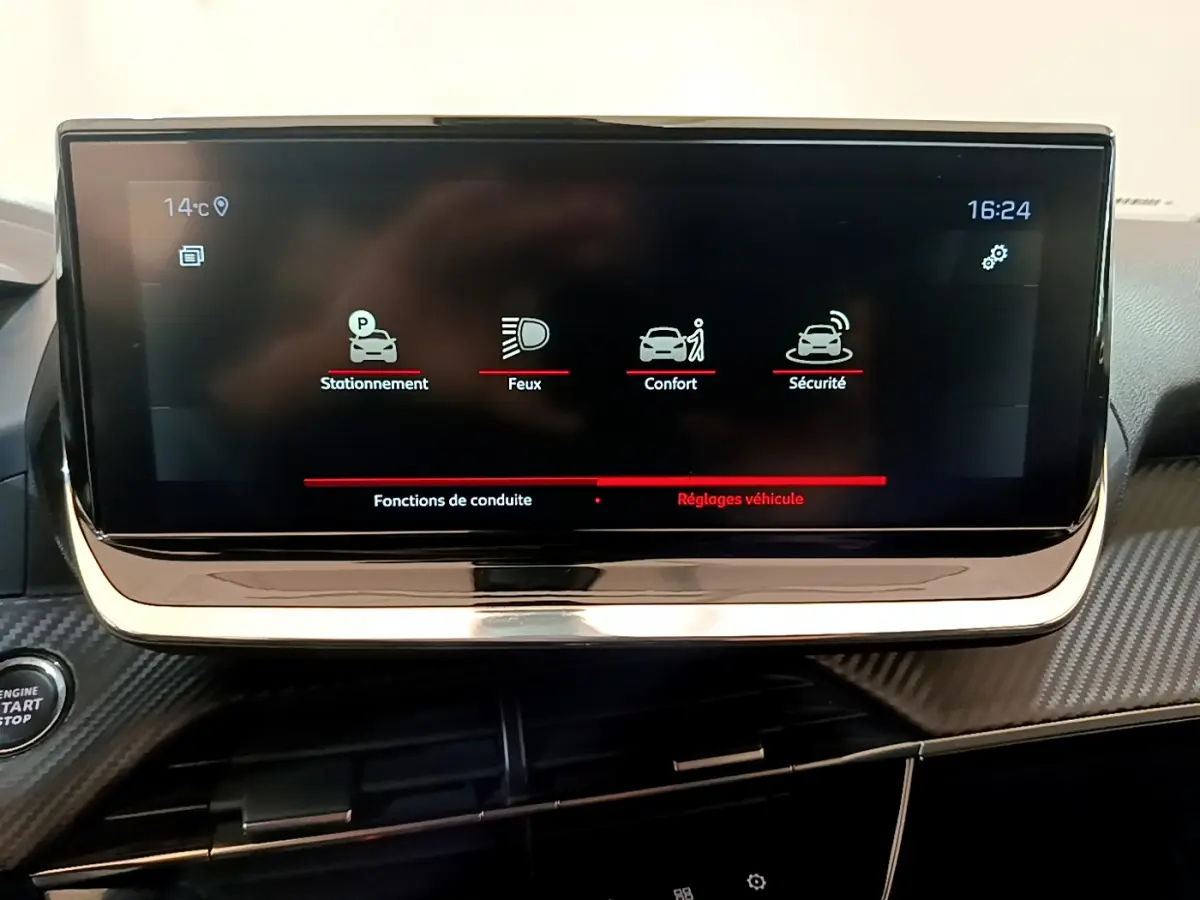 Écran tactile central du tableau de bord du Peugeot 2008 gris clair, affichant les réglages véhicule en mode stationnement, feux, confort et sécurité.
