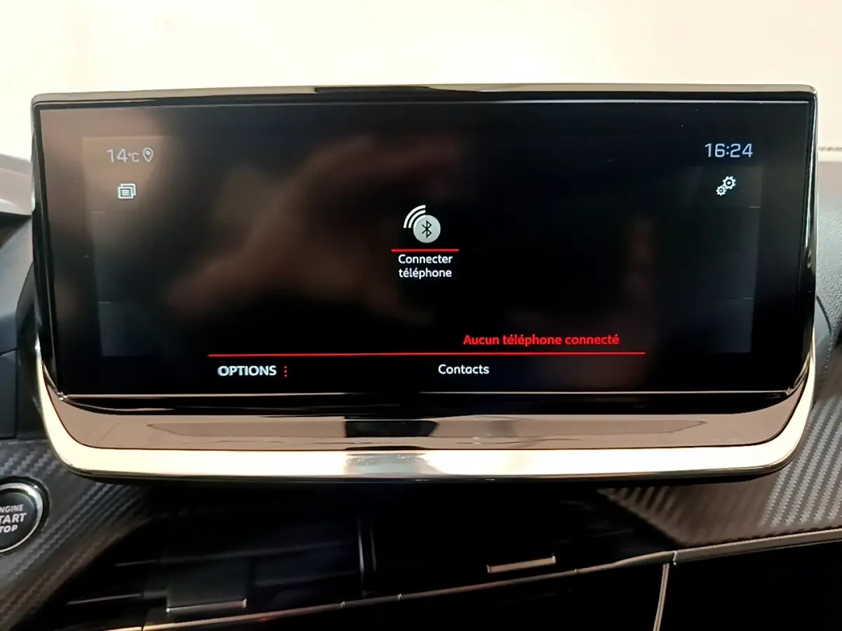 Écran tactile central de 10 pouces affichant la connexion Bluetooth dans un Peugeot 2008 gris clair, vue intérieure frontale.