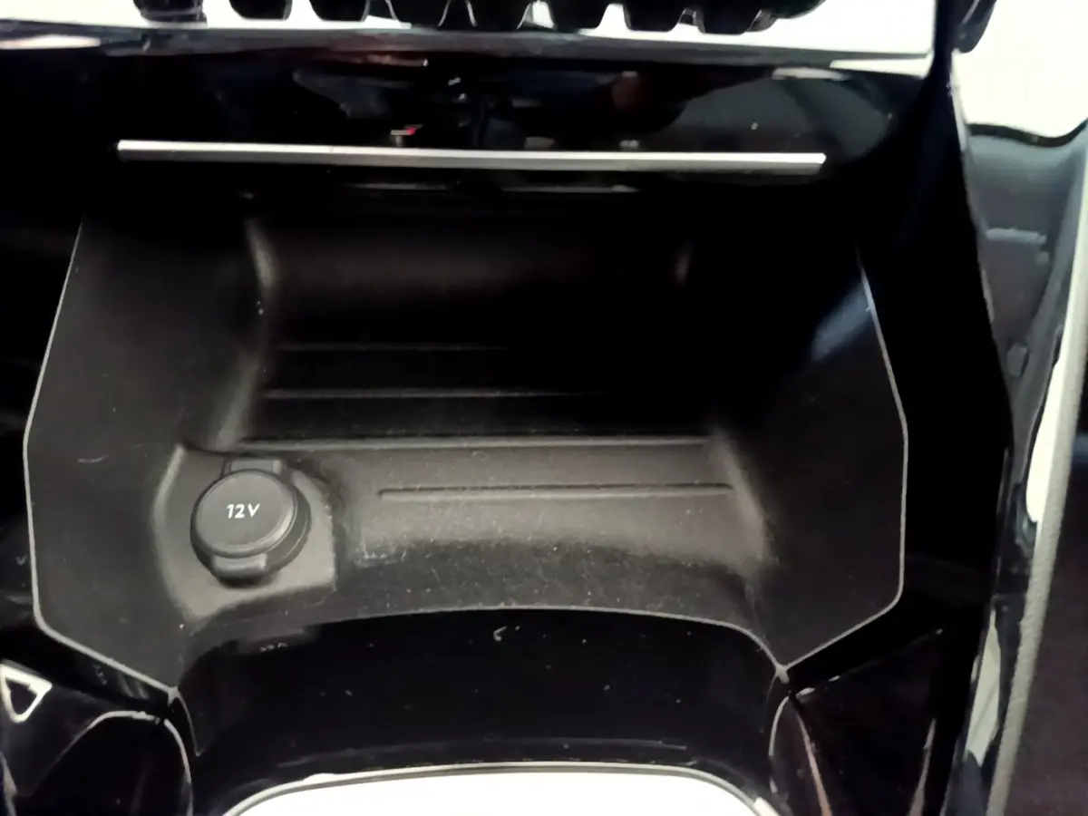 Prise 12V intégrée dans le rangement central noir du Peugeot 2008 PureTech 130 S&S Allure Business 2021.