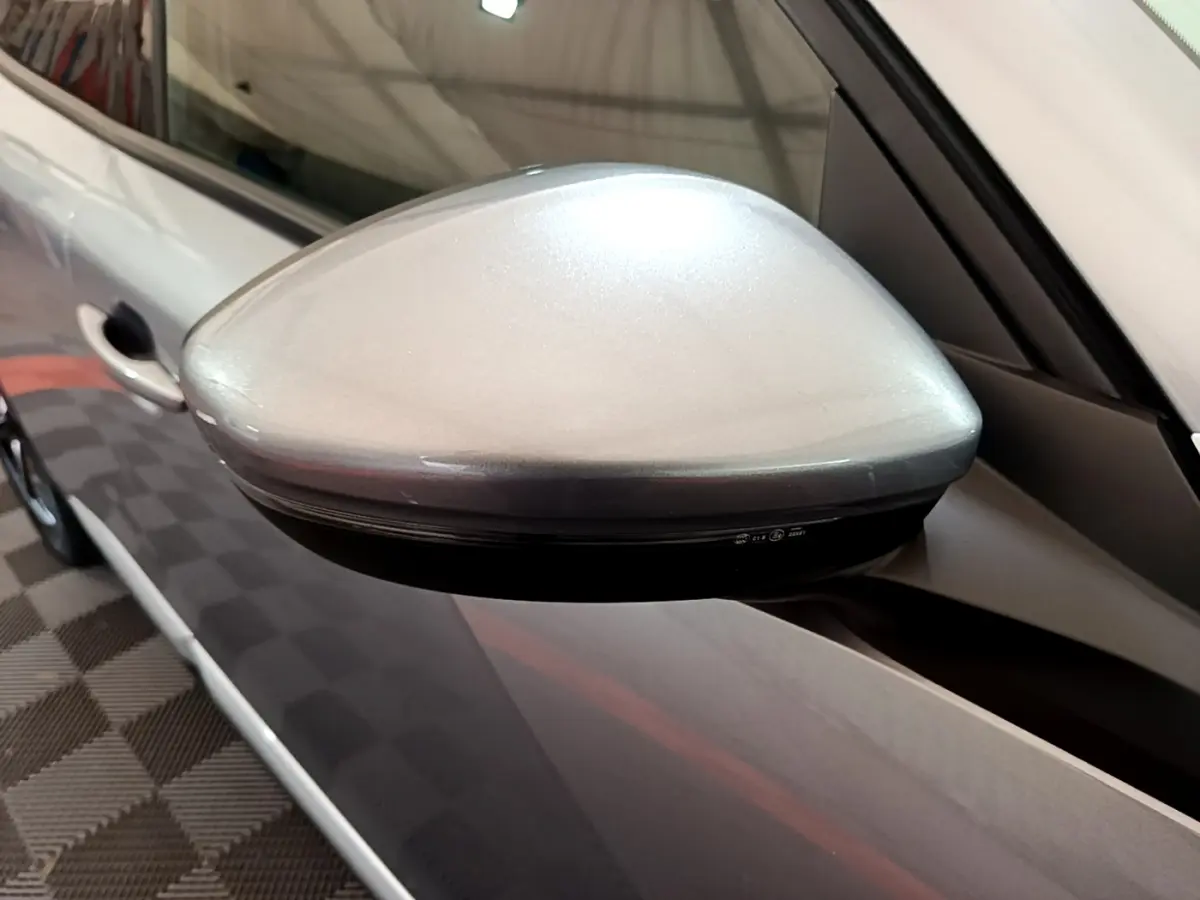 Rétroviseur droit gris clair en gros plan sur Peugeot 2008 PureTech 130 S&S Allure Business 2021.