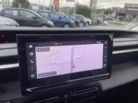 Vue rapprochée de l'écran tactile du tableau de bord de la Citroën C3 1.2 turbo 100 cv Max 2025, intérieur noir.