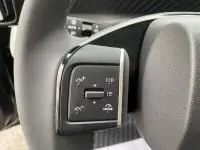 Gros plan sur les commandes au volant d'une Citroën C3 1.2 turbo 100 cv Max 2025 noire, mettant en valeur les boutons multifonctions.