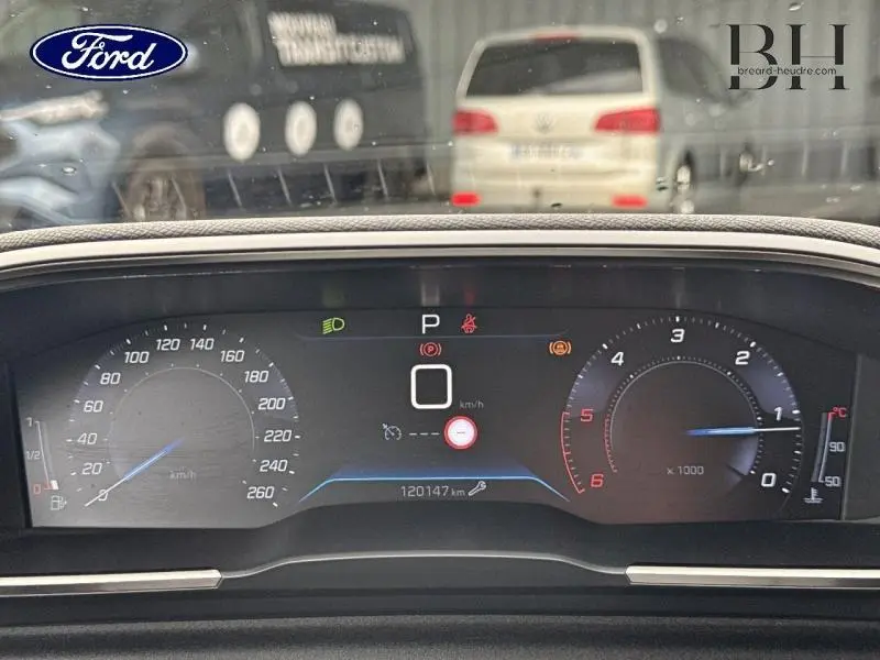 Tableau de bord numérique de Peugeot 508 SW gris Platinium, affichage vitesse et compte-tours au centre.