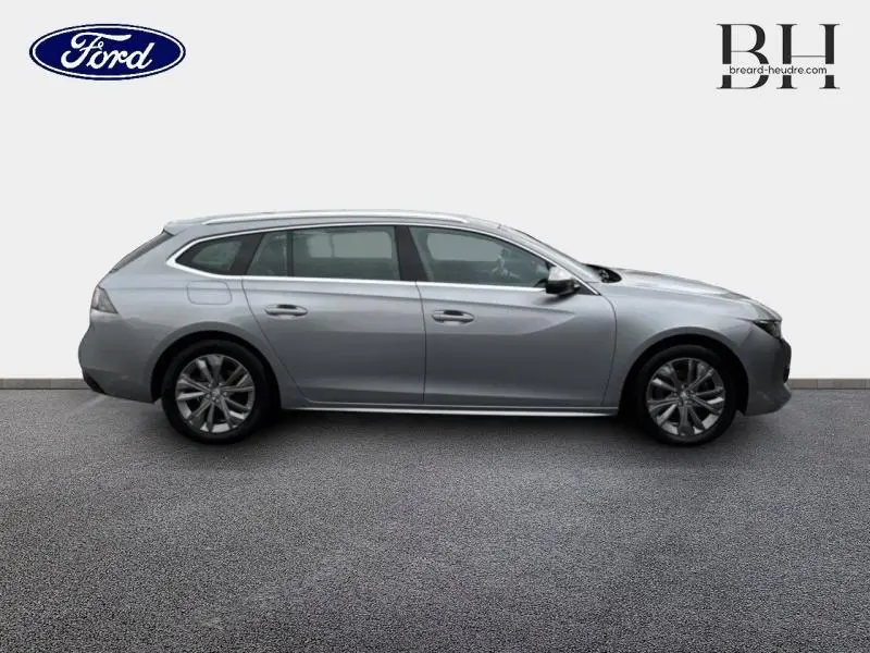 Profil droit d'une Peugeot 508 SW gris Platinium, break élégant aux lignes fluides et jantes alliage visibles.