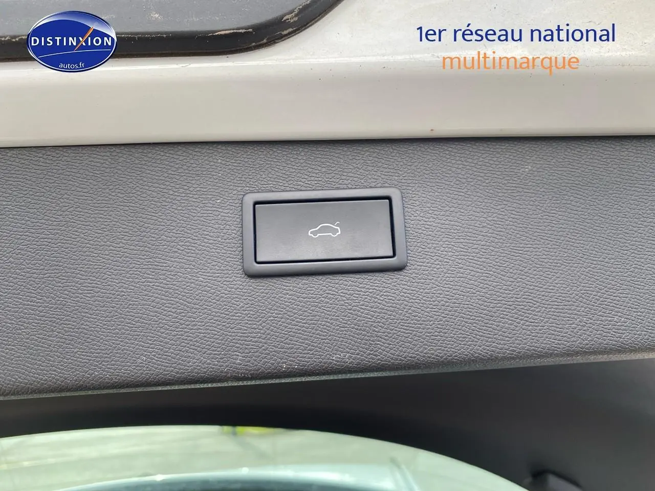 Bouton d'ouverture électrique du hayon sur la partie intérieure du coffre d'un CUPRA Formentor blanc 2023.