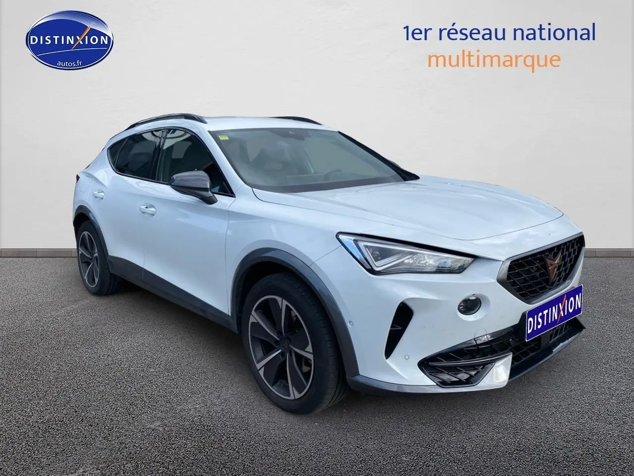 Vue 3/4 avant du CUPRA Formentor blanc 2023 avec jantes alu noires et calandre noire distinctive.