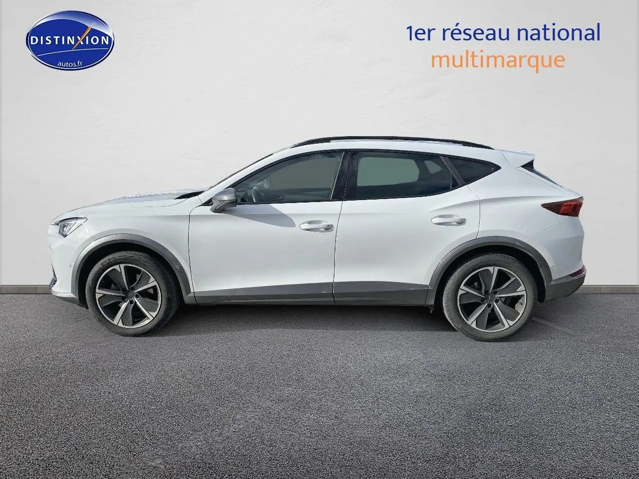 Vue de profil côté gauche d'un SUV CUPRA Formentor blanc avec jantes alliage et vitres teintées.