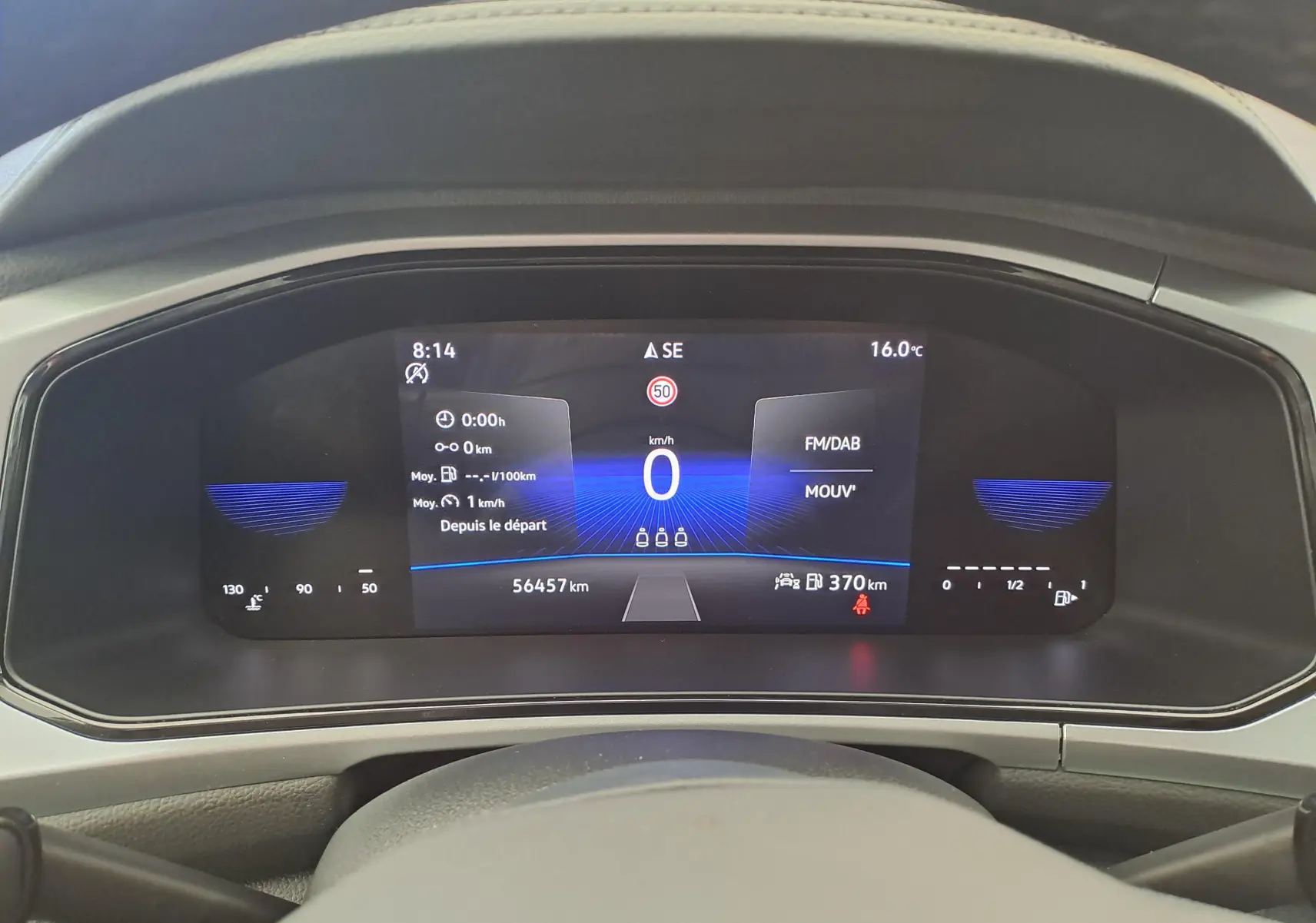 Vue rapprochée du tableau de bord numérique du Volkswagen T-Roc 2022, affichage digital clair et moderne.