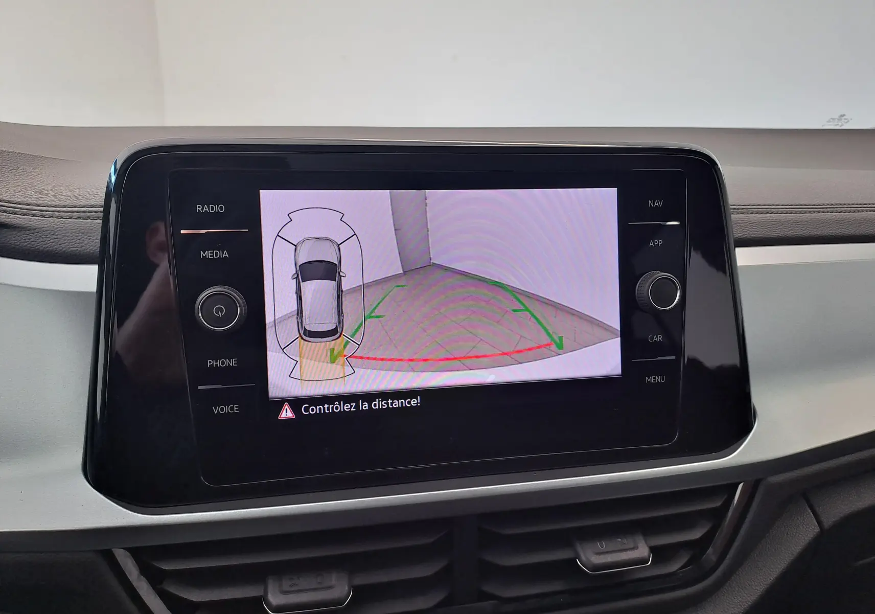 Écran central du Volkswagen T-Roc 2022 montrant l'aide au stationnement avec vue 3D et alertes de distance.