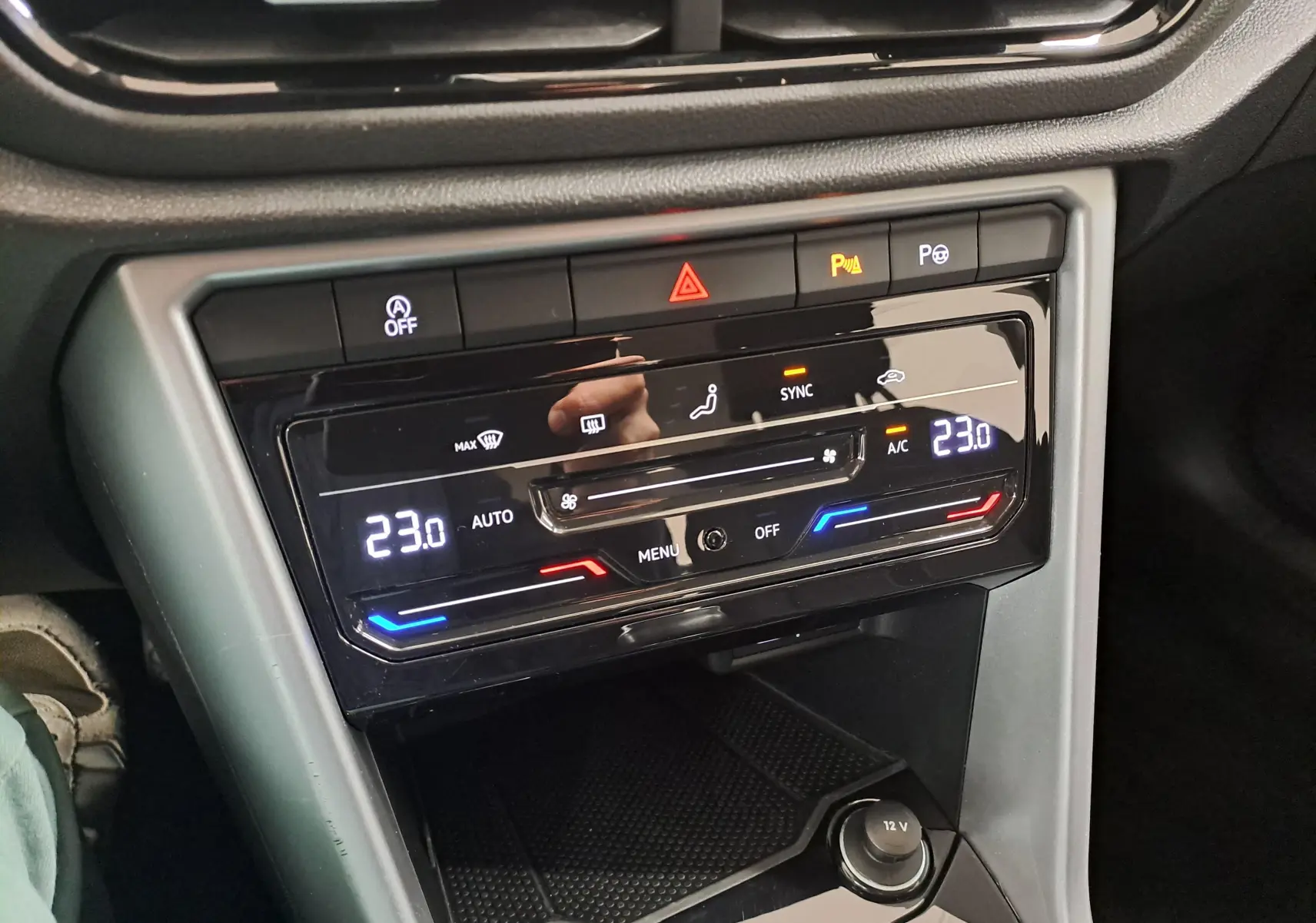 Vue rapprochée du panneau de climatisation digitale du Volkswagen T-Roc 2022, avec affichage de la température à 23°C.