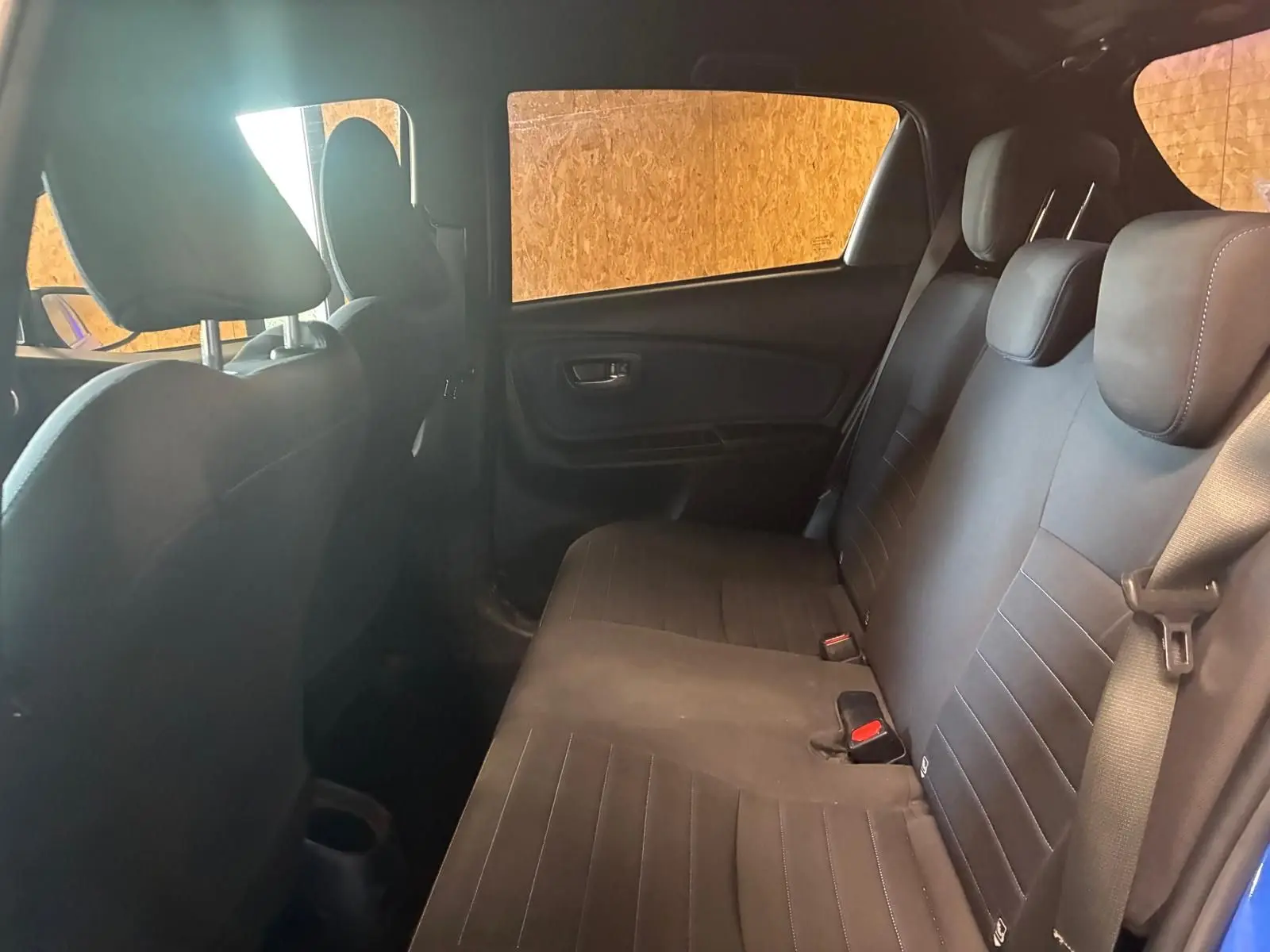 Vue intérieure côté droit des sièges arrière en tissu noir de la Toyota Yaris 1.5 Hybrid Collection bleu 2020.