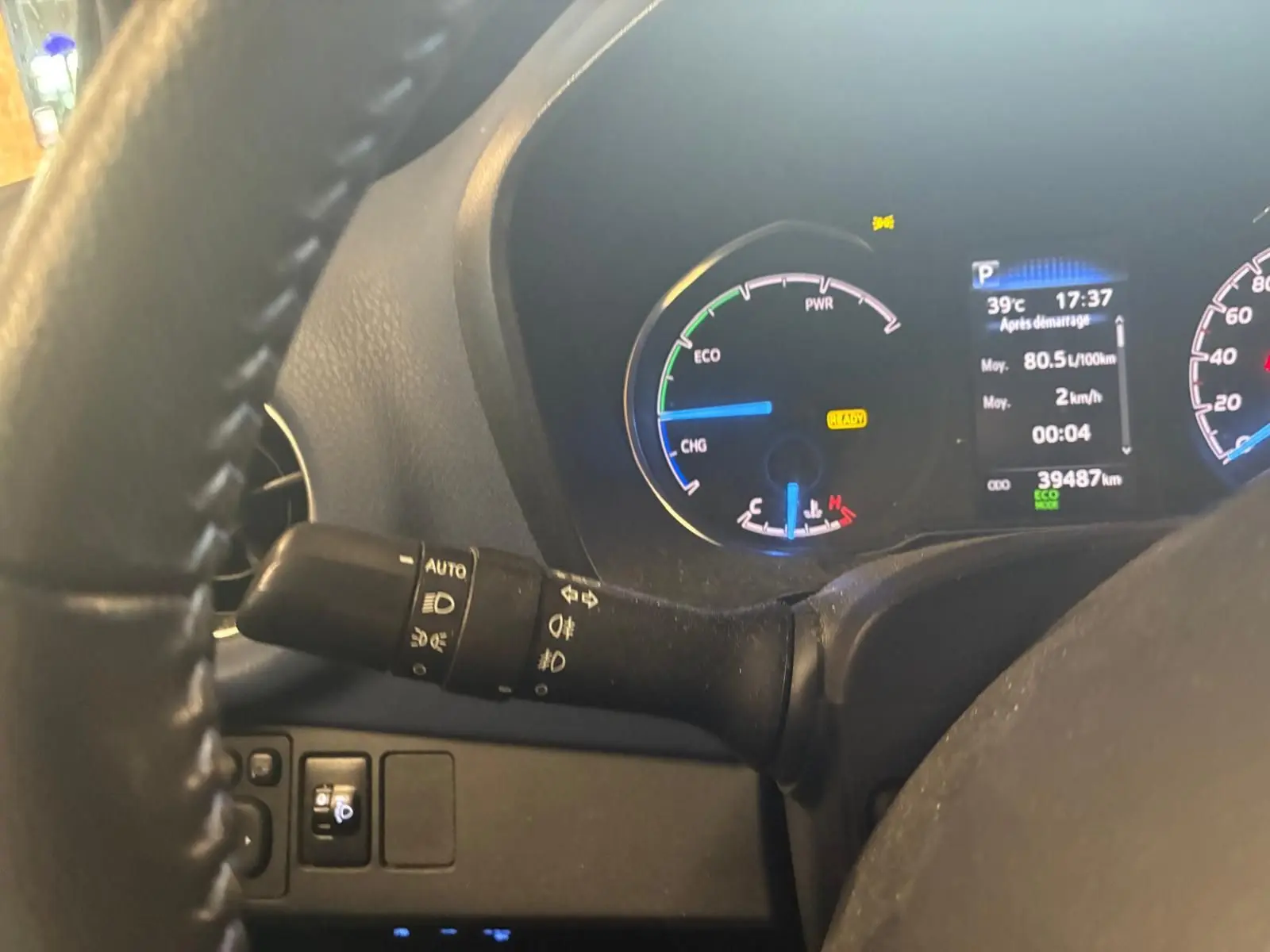 Vue rapprochée du tableau de bord de la Toyota Yaris hybride 2020, avec affichage numérique et commandes au volant visibles.