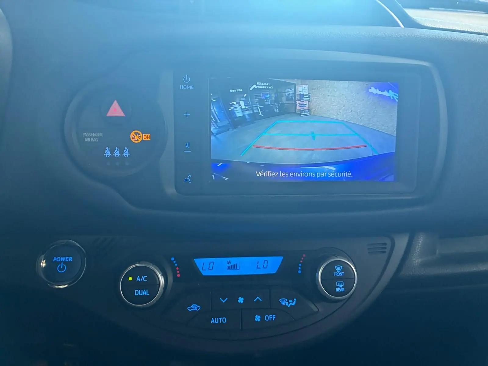 Vue rapprochée de l’écran de caméra de recul et de la console de climatisation d’une Toyota Yaris hybride 2020.