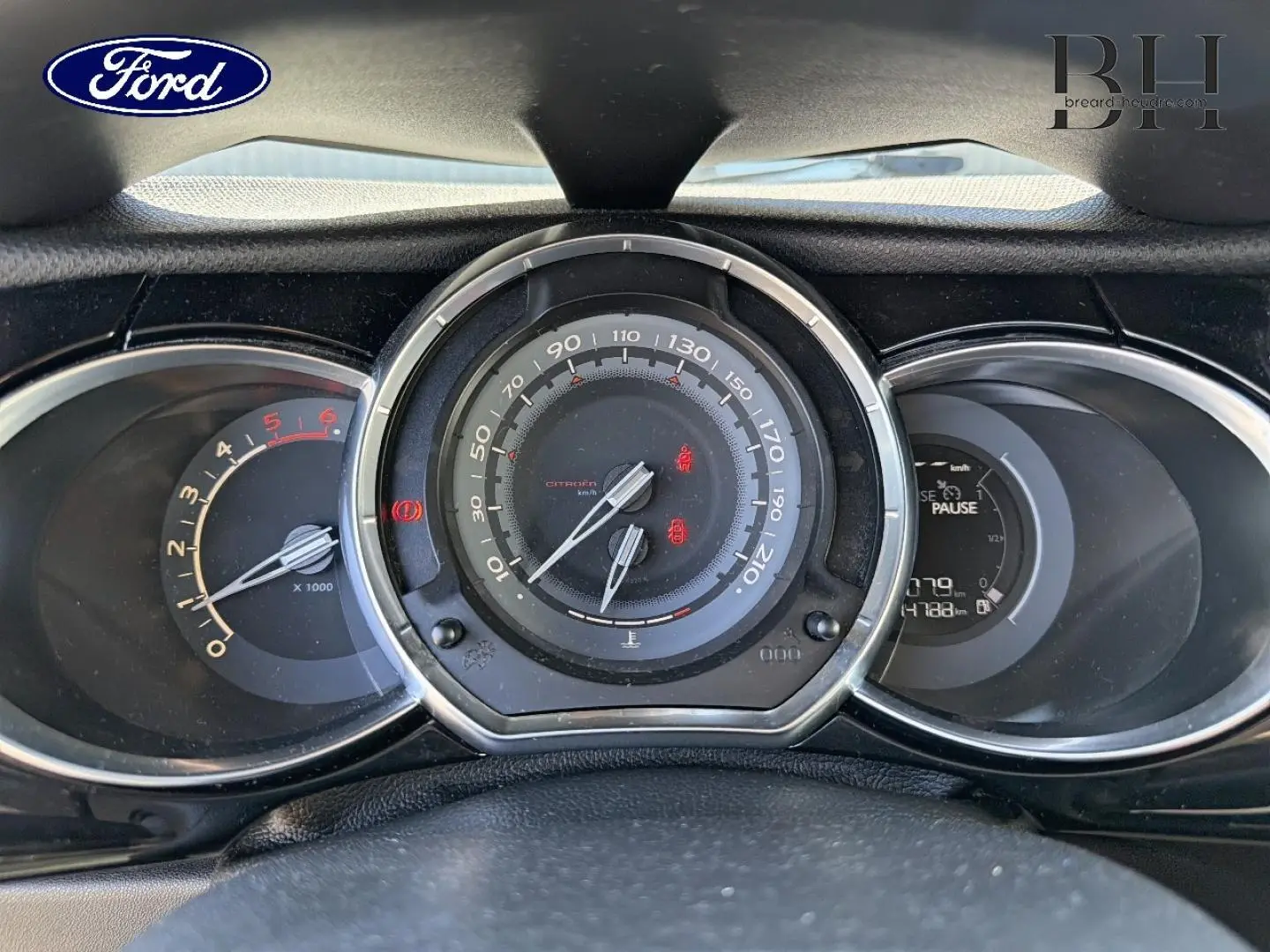 Vue rapprochée du tableau de bord du Citroën DS3 1.4 HDi70 Chic, avec compte-tours et compteur central.