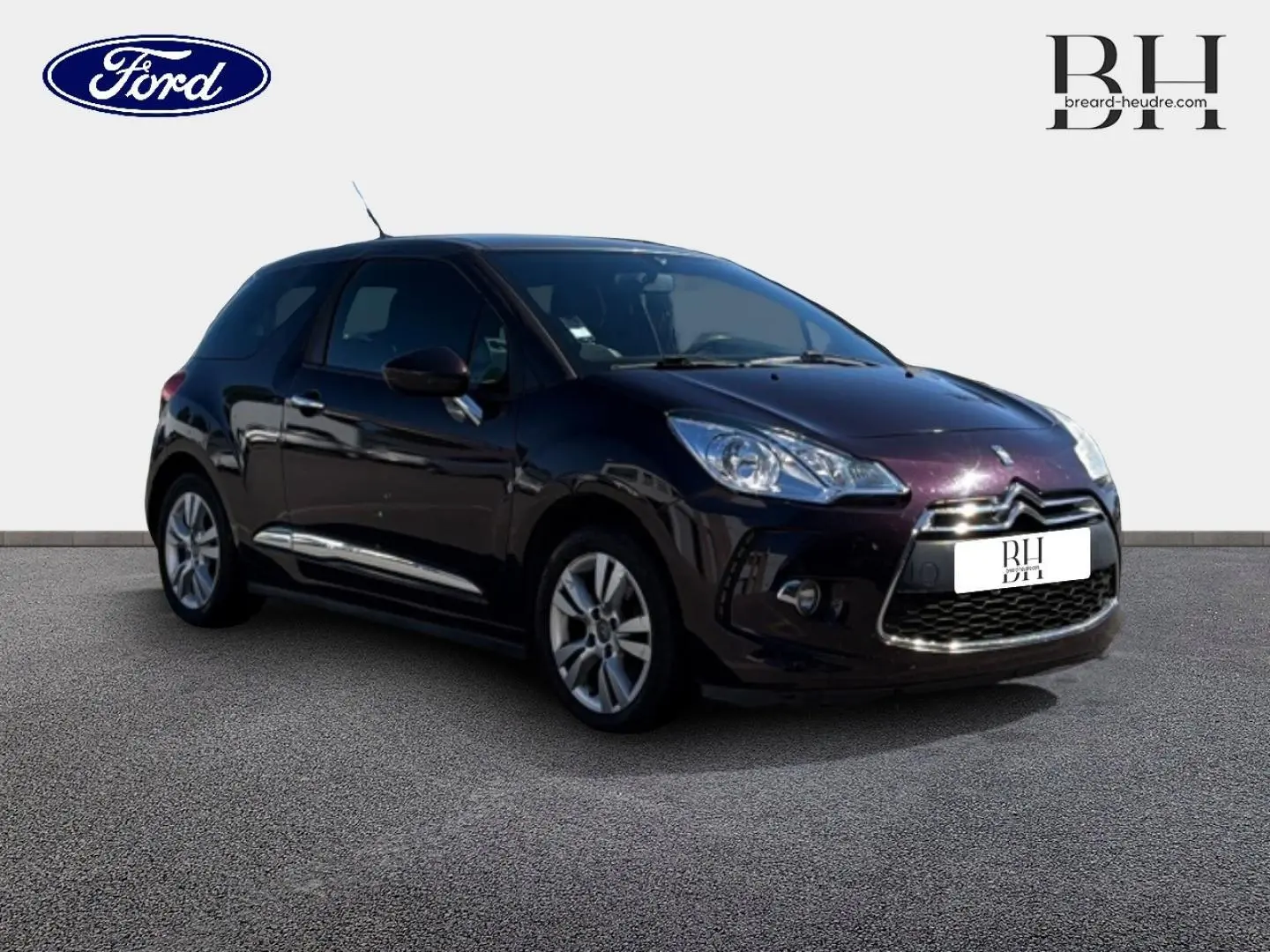 Citroën DS3 1.4 HDi70 Chic rouge Rubi vu en 3/4 avant droit avec calandre chromée et phares halogènes.