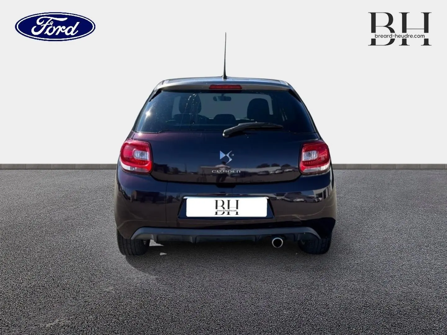 Vue arrière d'une Citroën DS3 rouge Rubi 2014 avec sortie d'échappement chromée et feux arrière distinctifs.