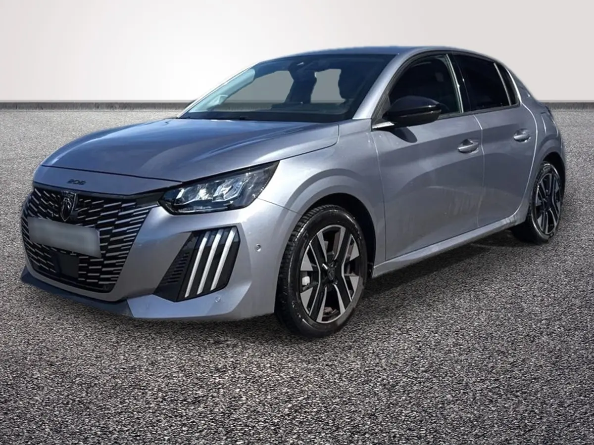 Peugeot 208 gris clair vue 3/4 avant droit, avec calandre noire distinctive et phares LED marquants.