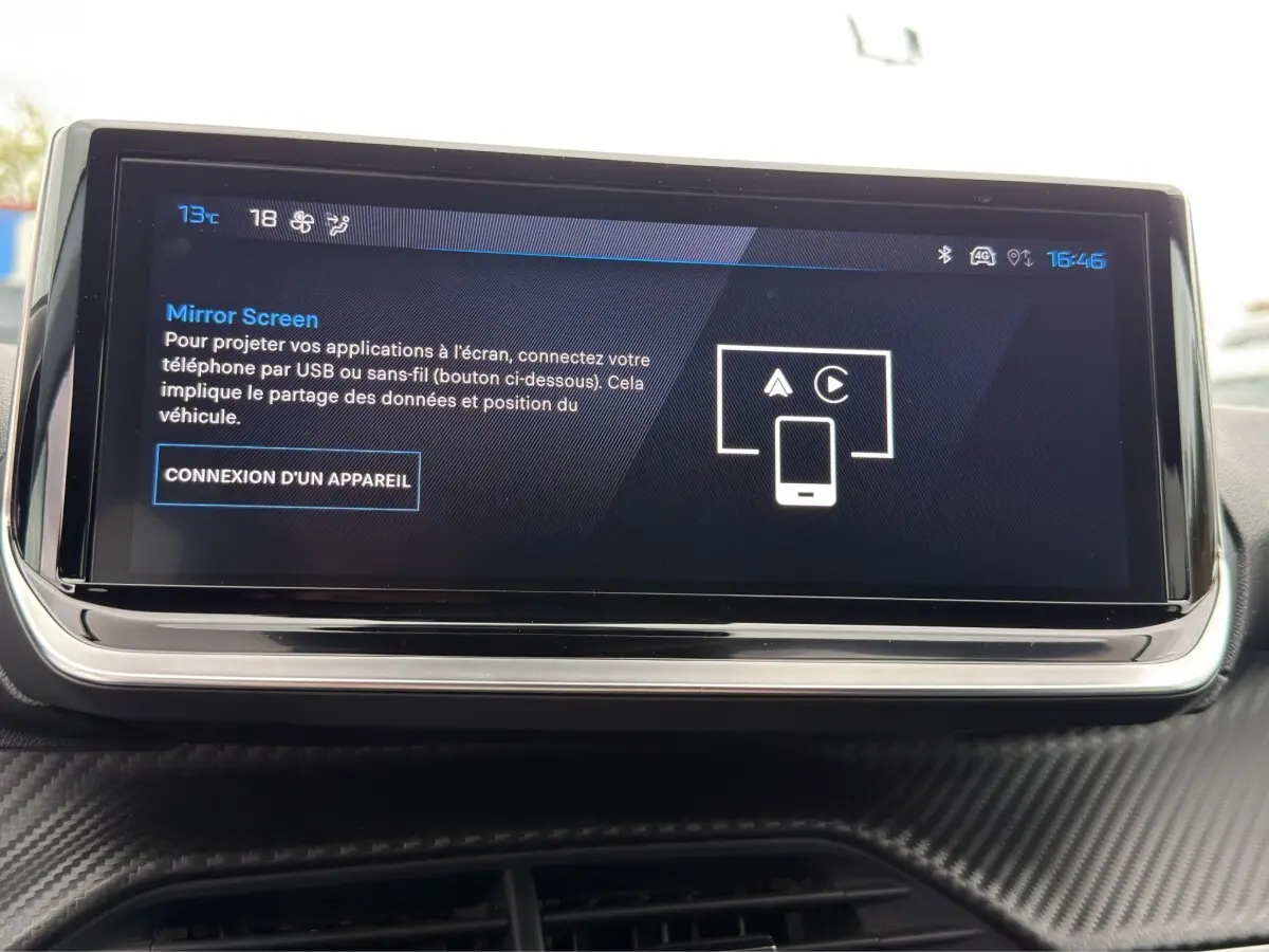 Écran tactile central du tableau de bord de la Peugeot 208 2025, affichant l'interface Mirror Screen.