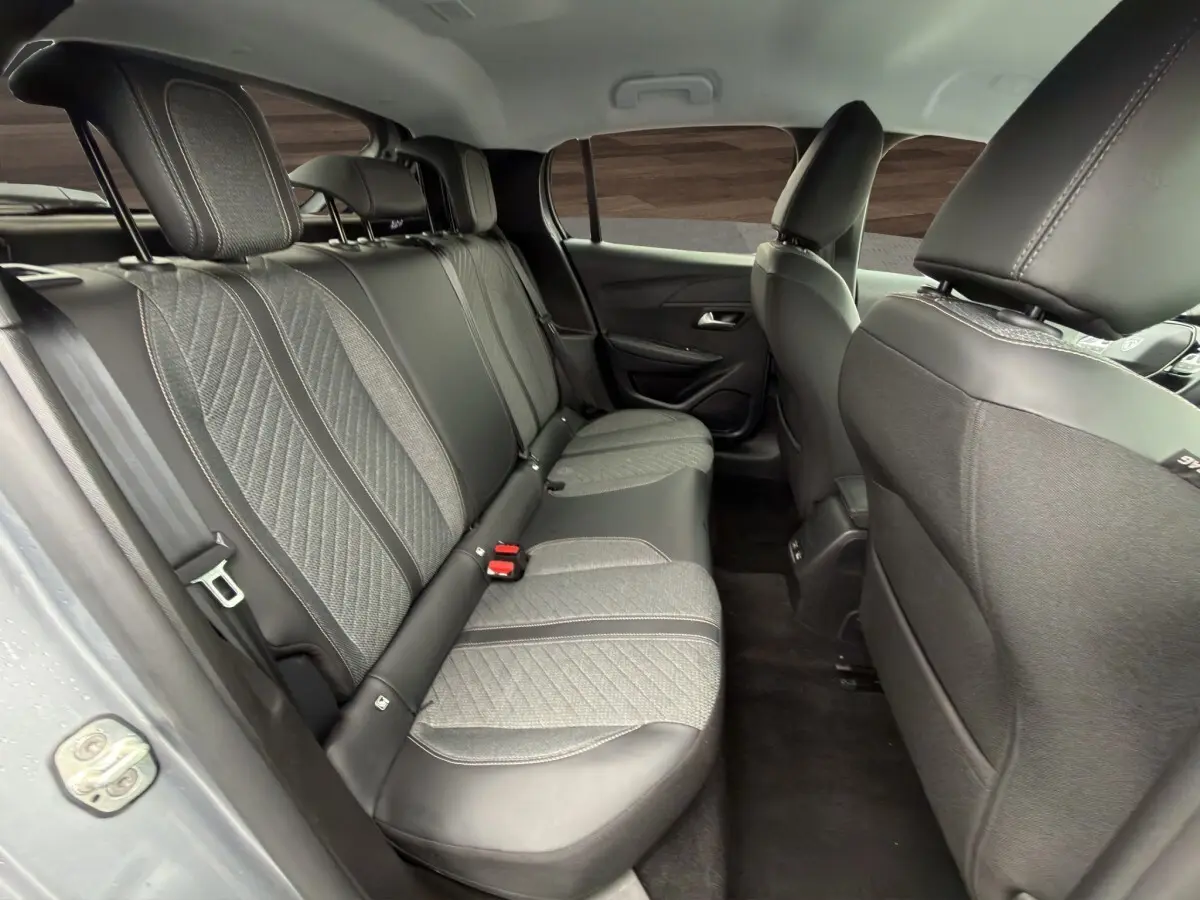 Vue intérieure côté gauche des sièges arrière gris clair avec sellerie mixte tissu et cuir du Peugeot 208 2025.