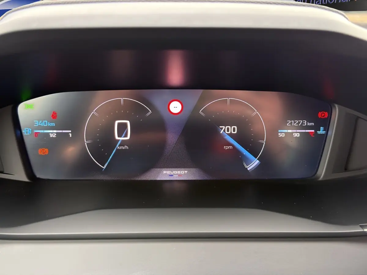 Affichage numérique du combiné d'instruments de la Peugeot 208 2025, montrant vitesse et compte-tours.