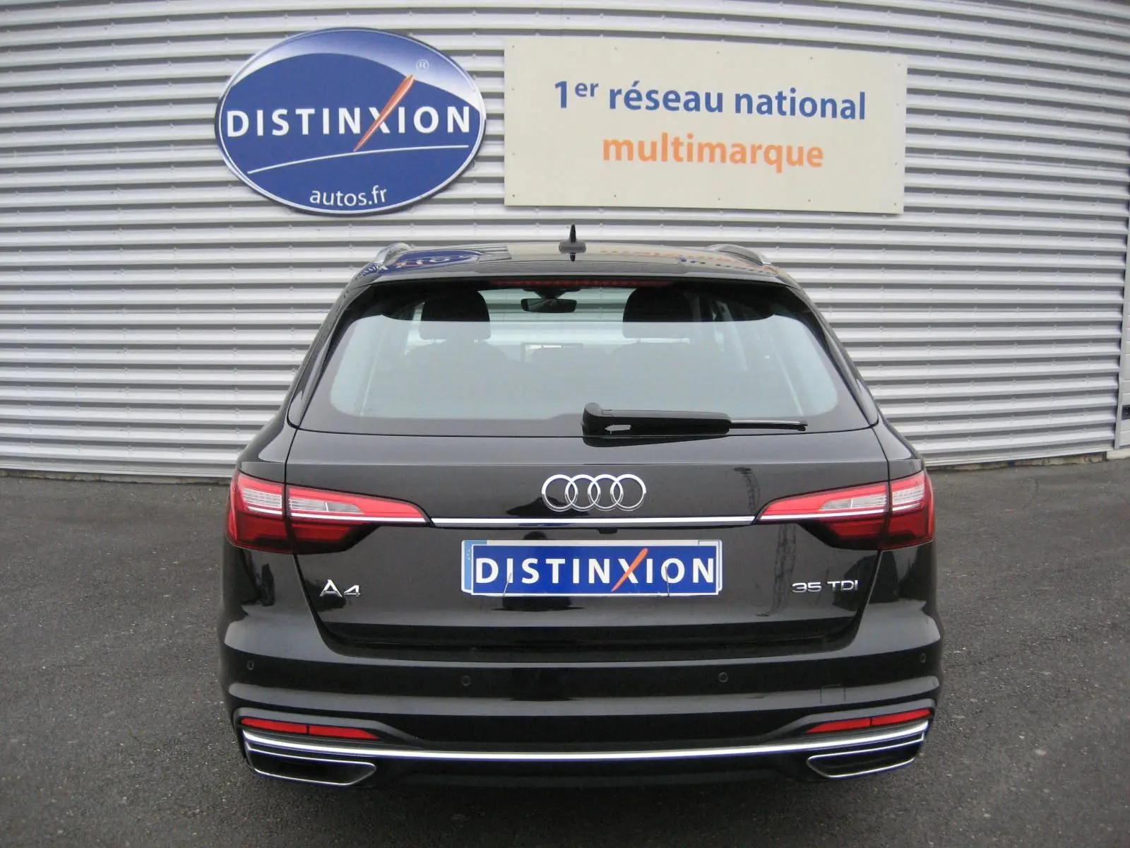 Vue arrière d'une Audi A4 Avant noire 2022 avec feux LED et double sortie d'échappement chromée.