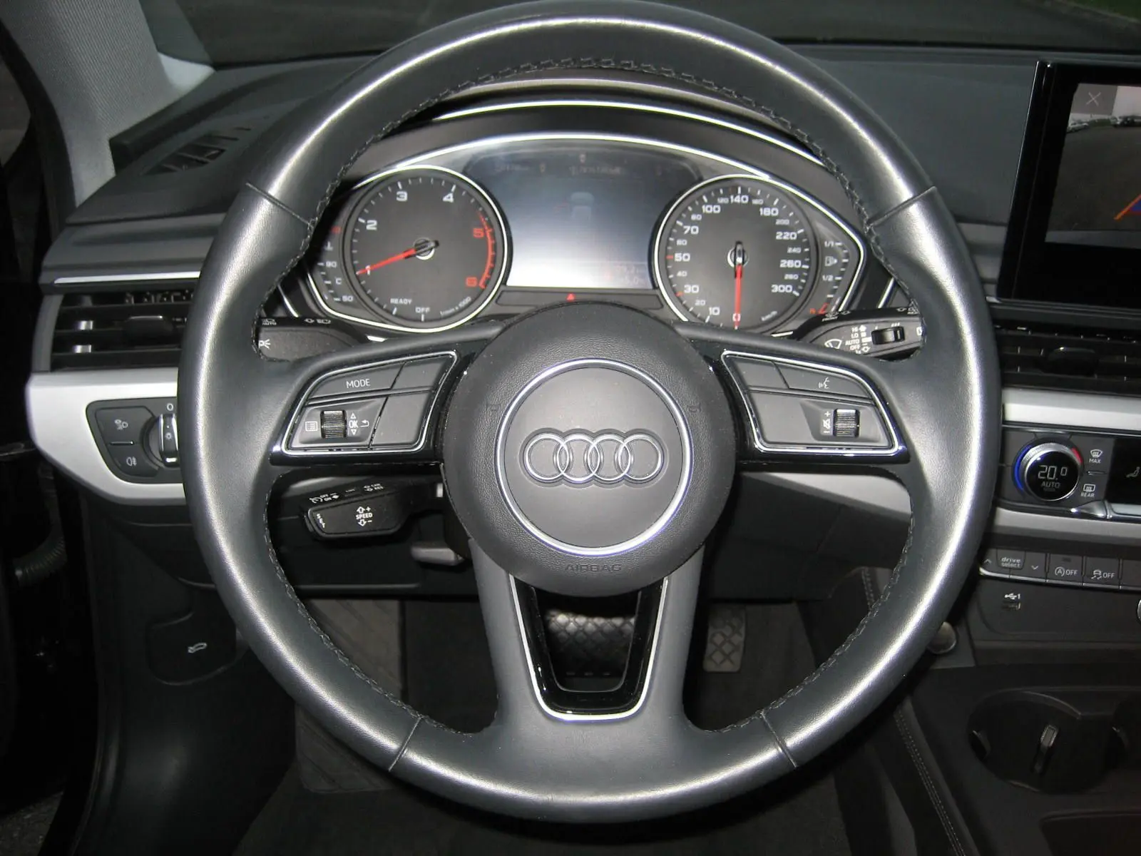 Vue rapprochée du volant en cuir noir d'une Audi A4 Avant 2022, avec tableau de bord et commandes visibles.