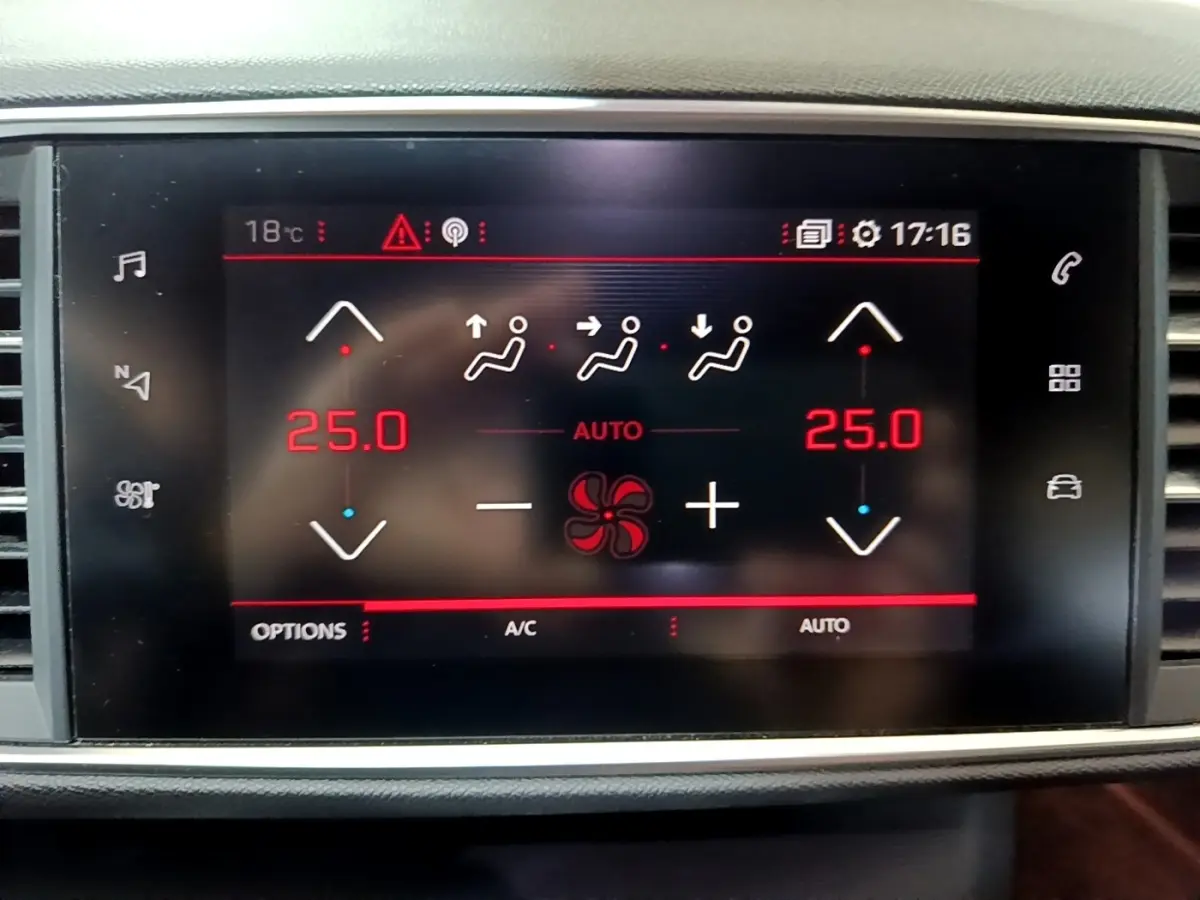 Écran tactile central de la climatisation de la Peugeot 308 GT Line 2019, affichant 25°C en mode automatique.