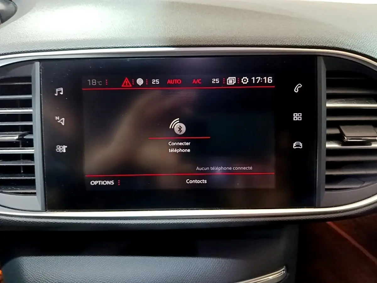 Écran tactile central de la Peugeot 308 GT Line 2019 affichant la connexion Bluetooth, entouré de grilles d'aération noires.