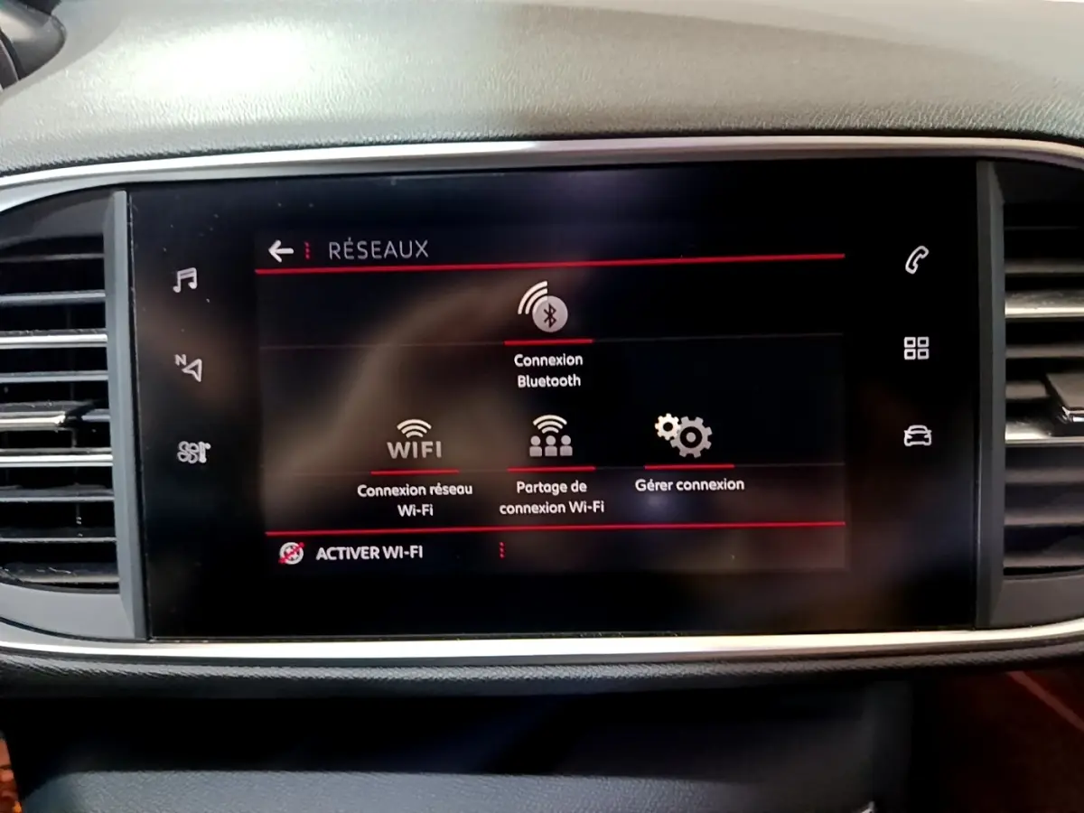 Écran tactile central de la Peugeot 308 GT Line 2019 affichant les options de connexion Bluetooth et Wi-Fi, vue de face.