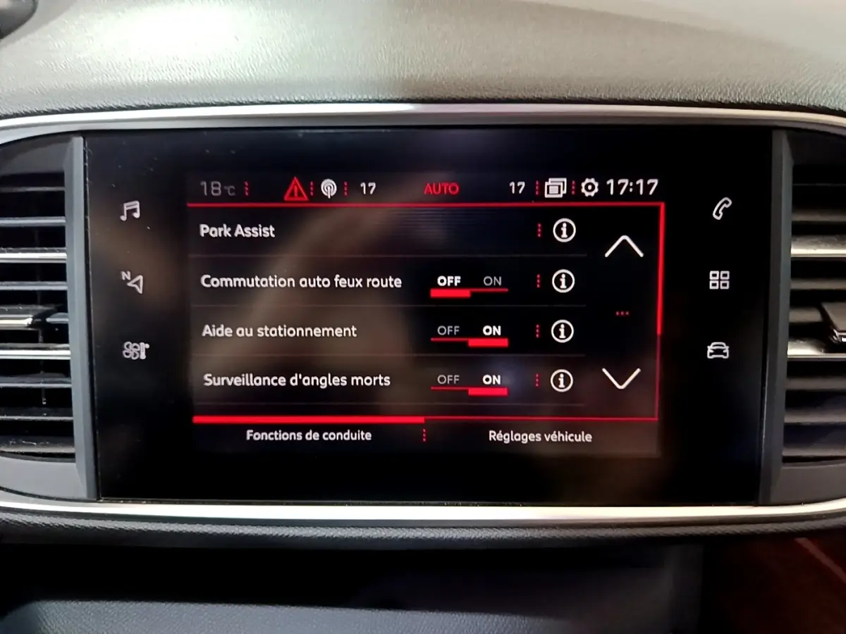 Écran tactile central de la Peugeot 308 GT Line 2019 affichant les options d'aide à la conduite en mode nuit.