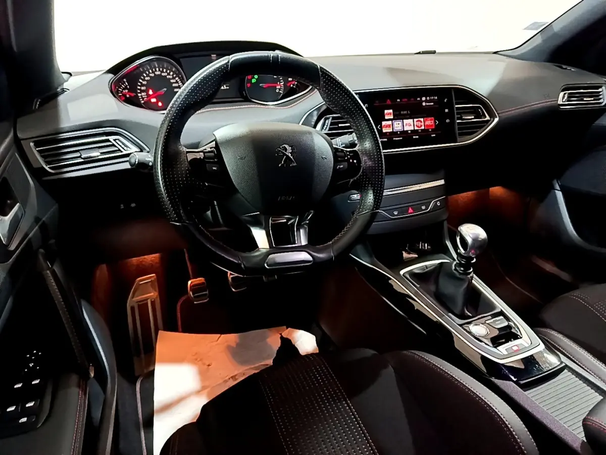 Intérieur de la Peugeot 308 GT Line 2019, vue avant centrée sur le volant cuir et la console avec boîte manuelle.