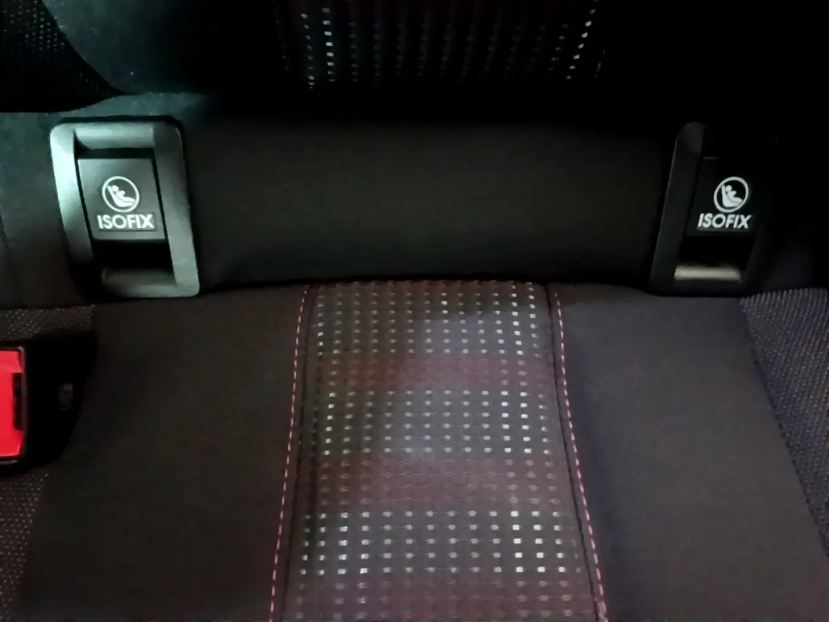 Gros plan sur l'assise arrière noire avec surpiqûres rouges et fixations ISOFIX visibles dans une Peugeot 308 GT Line 2019.
