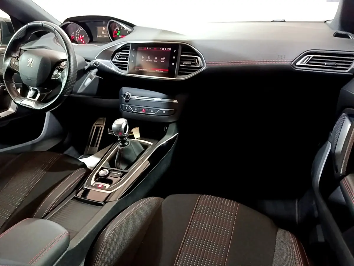 Intérieur noir de la Peugeot 308 GT Line 2019, vue de face montrant tableau de bord, volant cuir et écran tactile central.