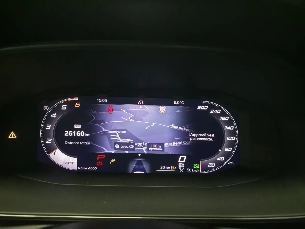 Vue rapprochée du combiné d'instruments digital du CUPRA Formentor gris, affichant la navigation et les informations de conduite.