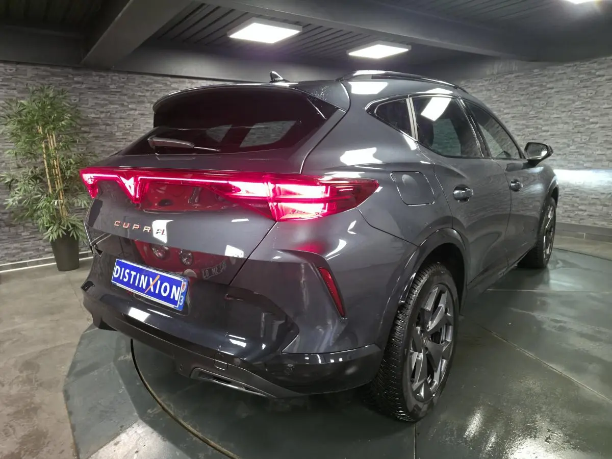 Vue 3/4 arrière droite du CUPRA Formentor gris avec feux arrière Tri-LED et jantes alliage 18 pouces.