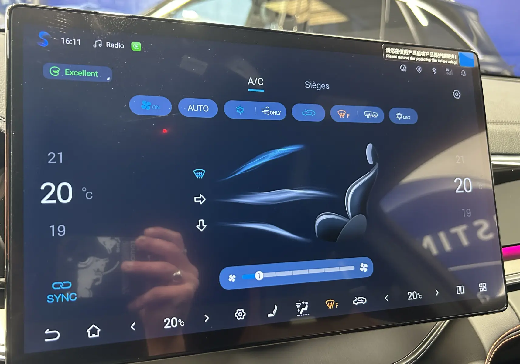 Écran tactile du système de climatisation du BYD SEAL U 2025 affichant les réglages de température à 20°C.