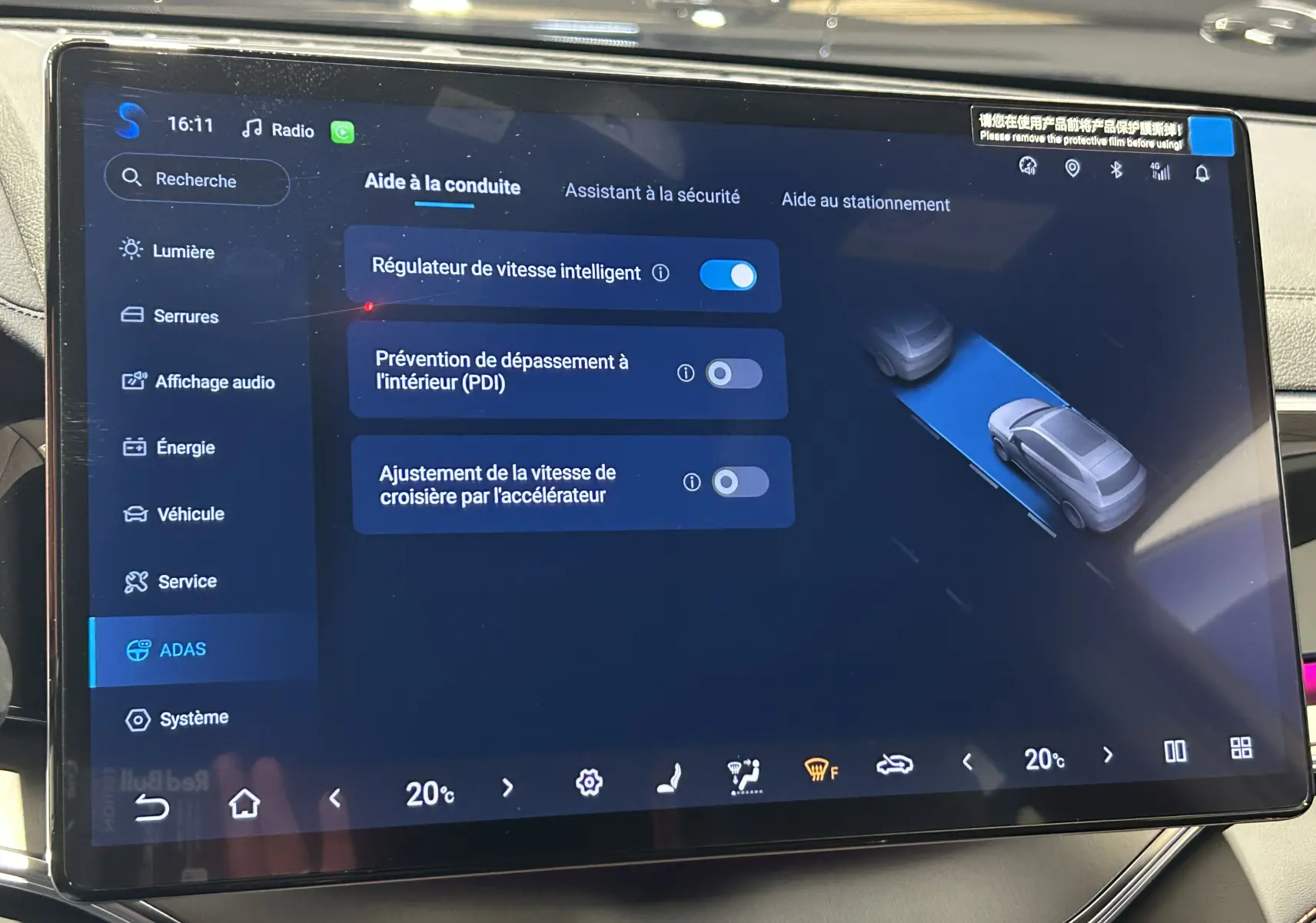 Écran tactile intérieur du BYD SEAL U 2025 affichant les options d’aide à la conduite et régulateur intelligent.