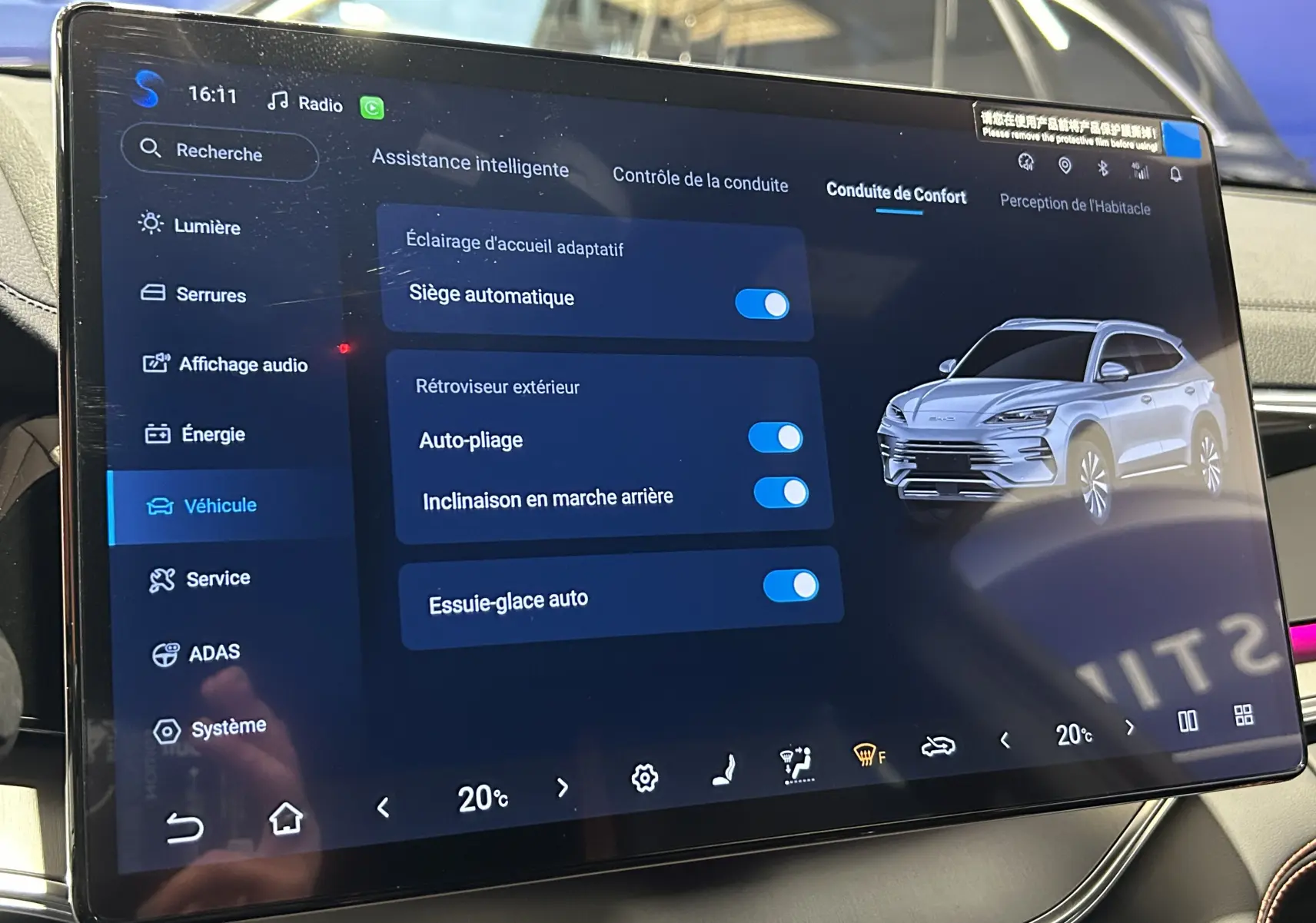 Écran tactile intérieur affichant les réglages de confort avec illustration du SUV BYD SEAL U blanc en vue 3/4 avant.