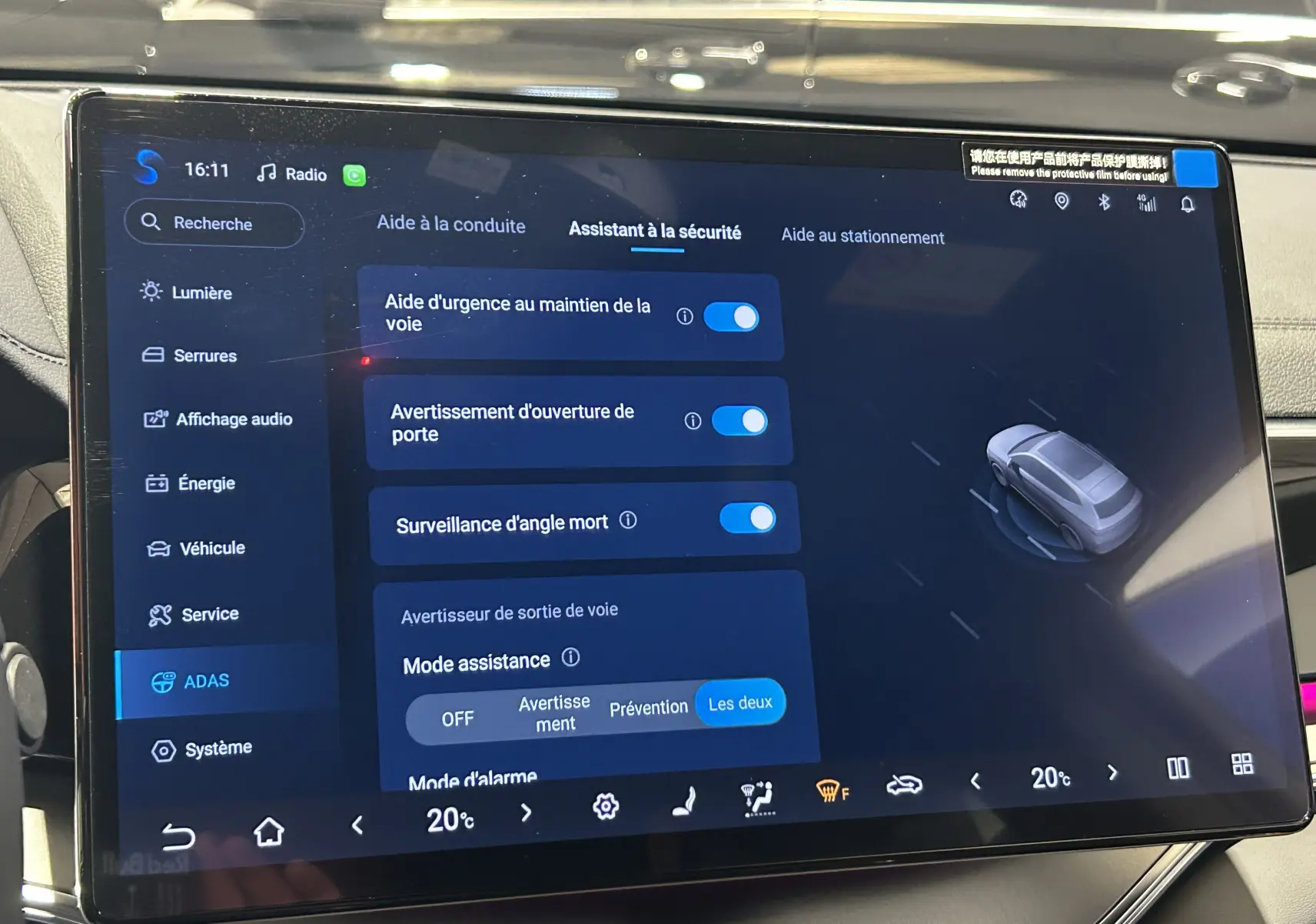 Écran tactile central du tableau de bord BYD SEAL U affichant les réglages des assistants de sécurité.