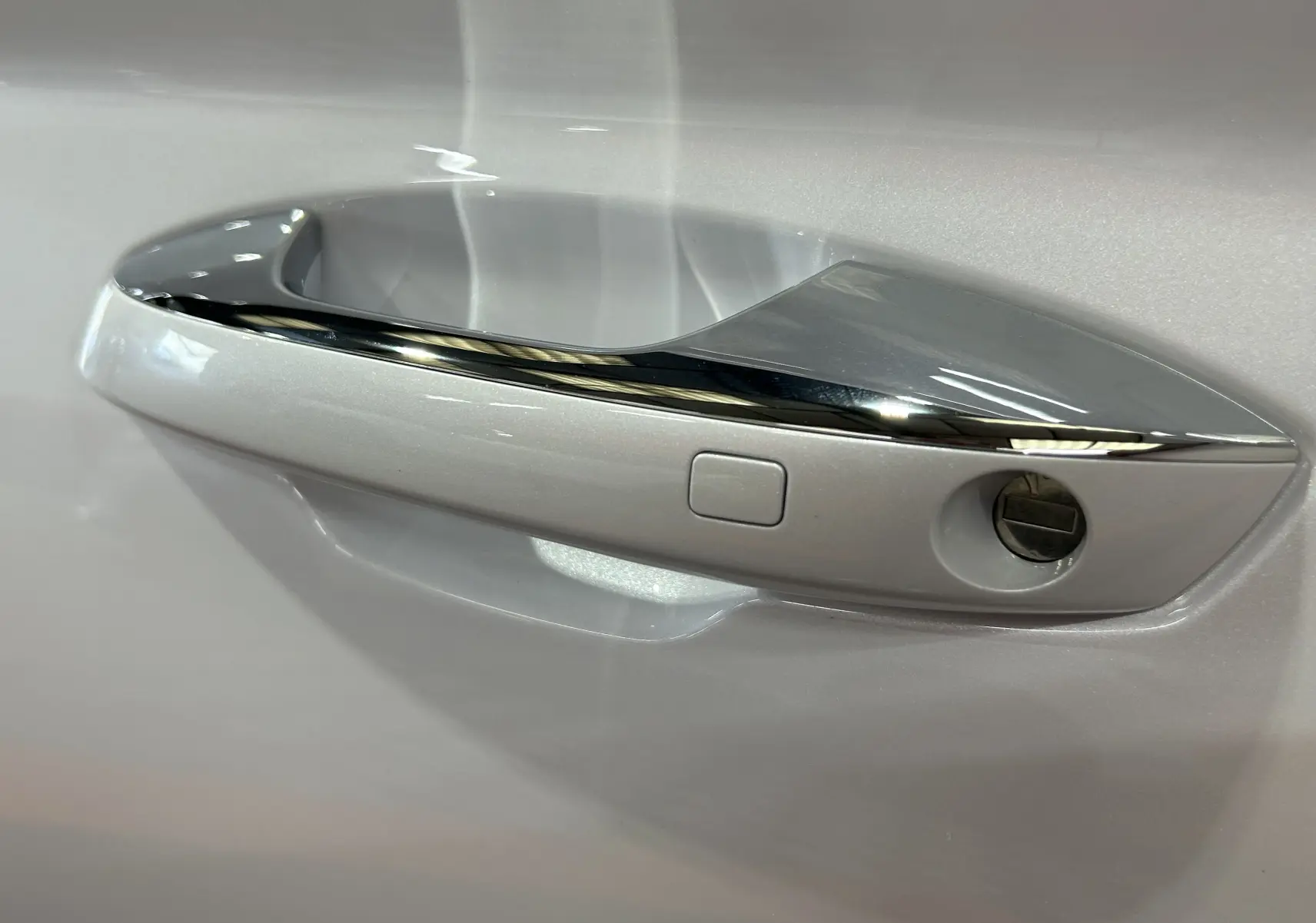 Poignée de porte côté droit en chrome et blanc nacré sur BYD SEAL U 2025 hybride rechargeable.