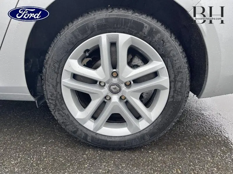 Gros plan sur la roue avant gauche gris platine d’une Renault Mégane Break 2020 avec jante alliage à cinq branches.