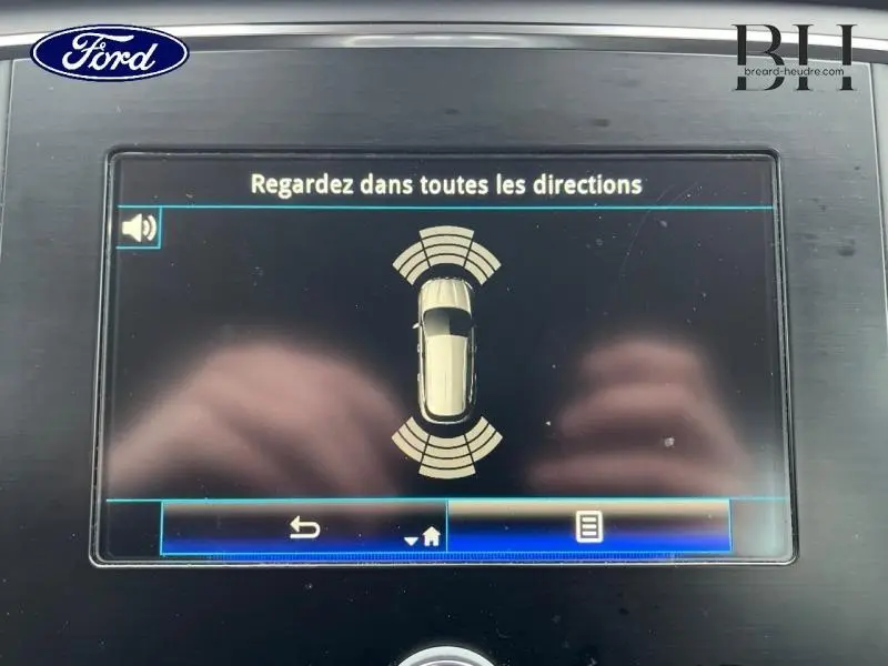 Écran de contrôle de stationnement avec vue aérienne du véhicule gris platine sur tableau de bord Renault Mégane Break.