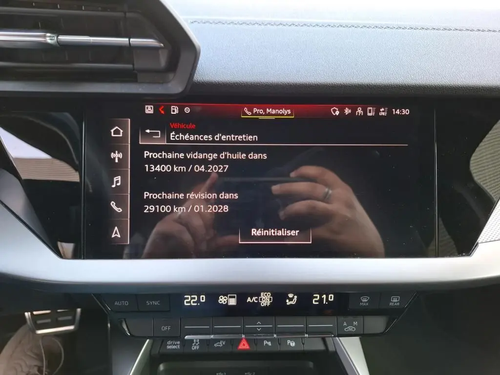 Écran central tactile intérieur de l’Audi A3 Sportback 2023 affichant les échéances d’entretien.