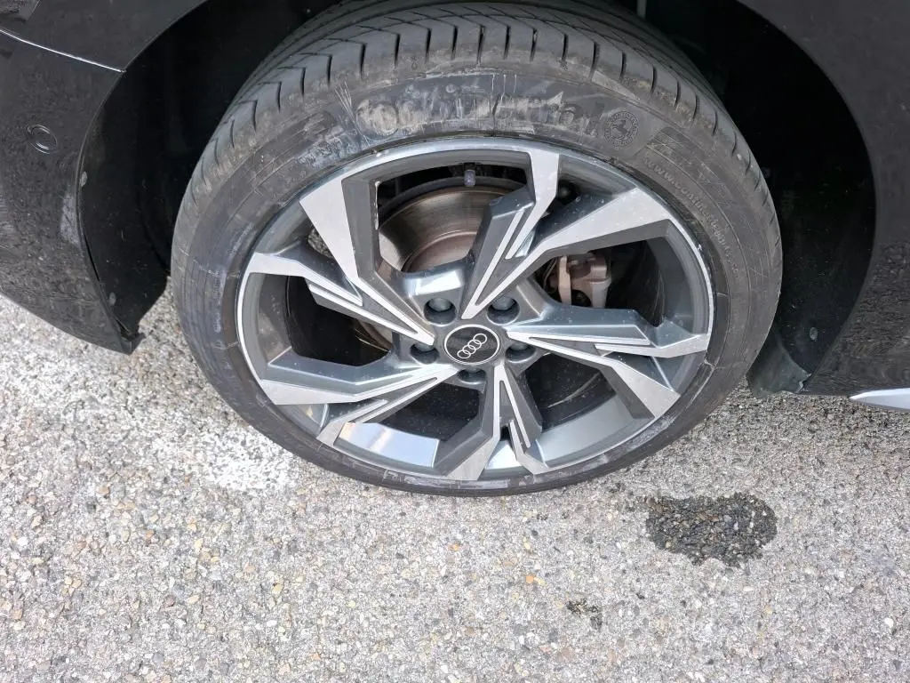 Gros plan sur la jante alliage 18'' gris graphite à 5 branches en Y de l'Audi A3 Sportback noire, roue avant droite.