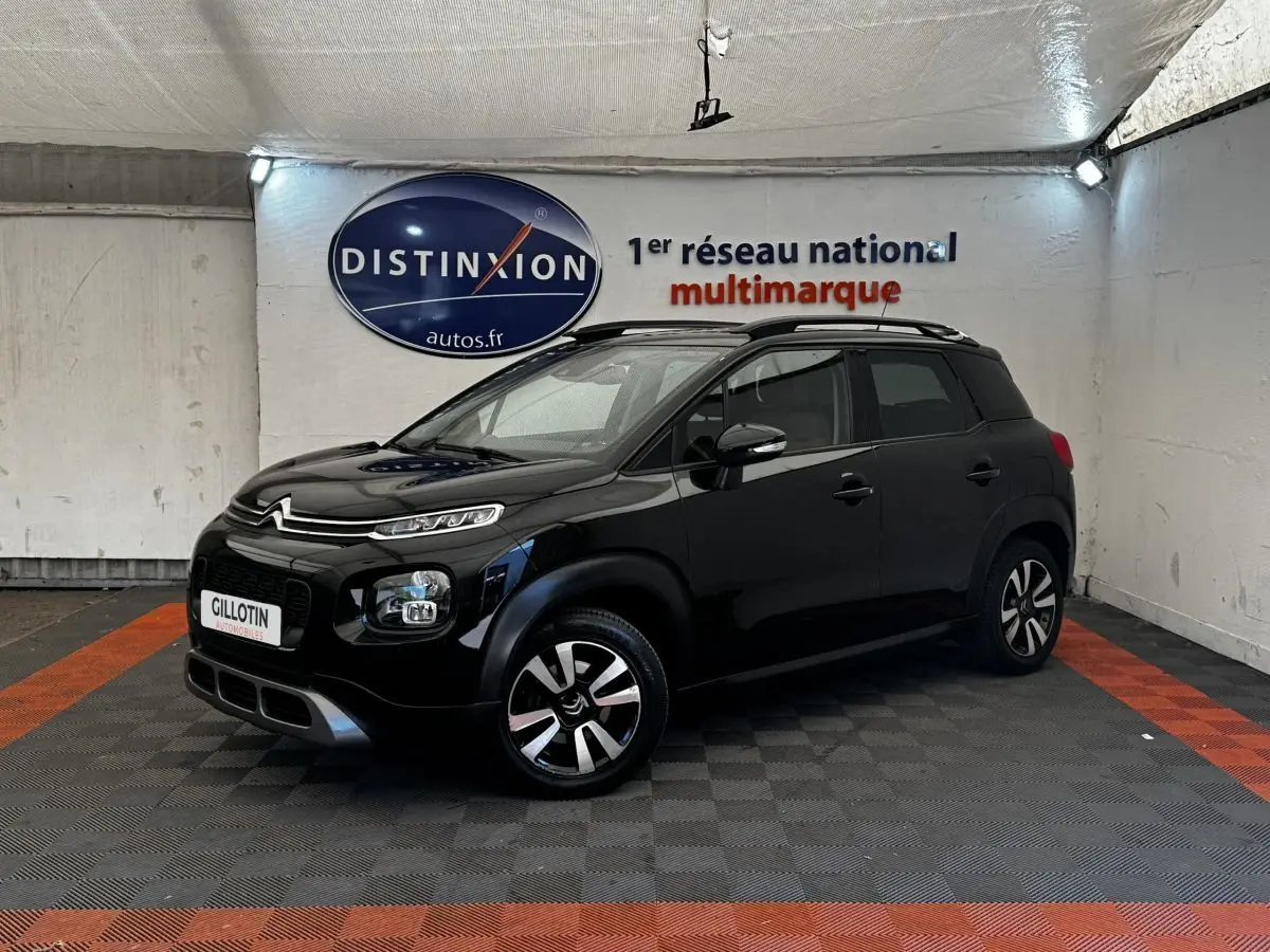 Citroën C3 Aircross noir en 3/4 avant droit, avec toit noir et jantes bi-ton distinctives.
