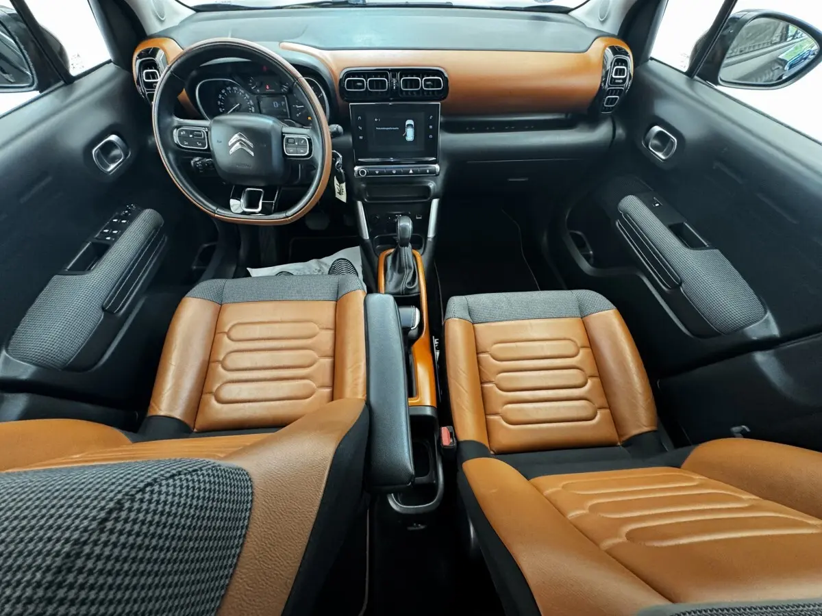 Vue intérieure avant du Citroën C3 Aircross 2020 avec sièges marron et tableau de bord noir et marron.