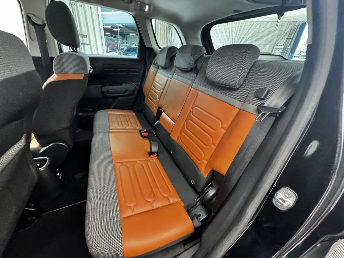 Vue intérieure côté droit sur la banquette arrière bicolore orange et gris du Citroën C3 Aircross noir 2020.