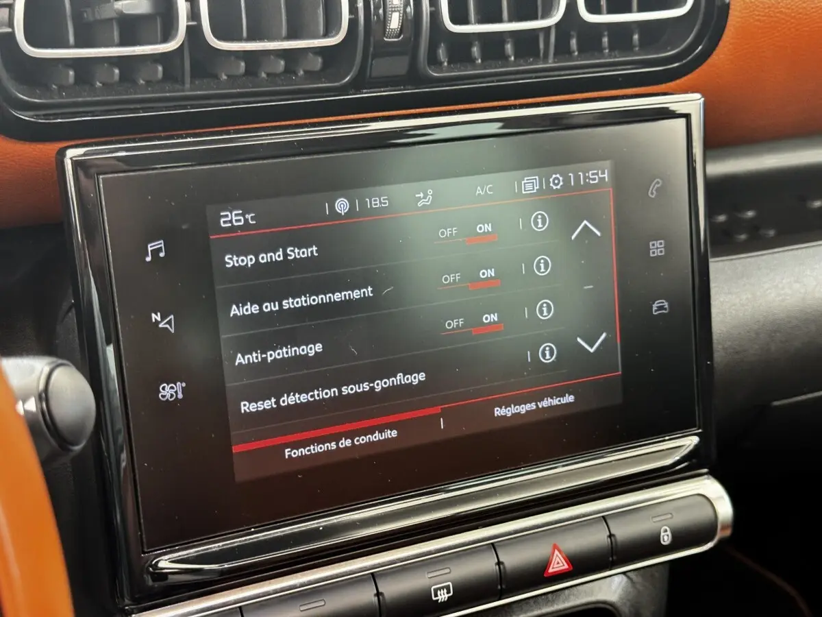 Écran tactile central du tableau de bord noir et marron du Citroën C3 Aircross, affichant les réglages de conduite.