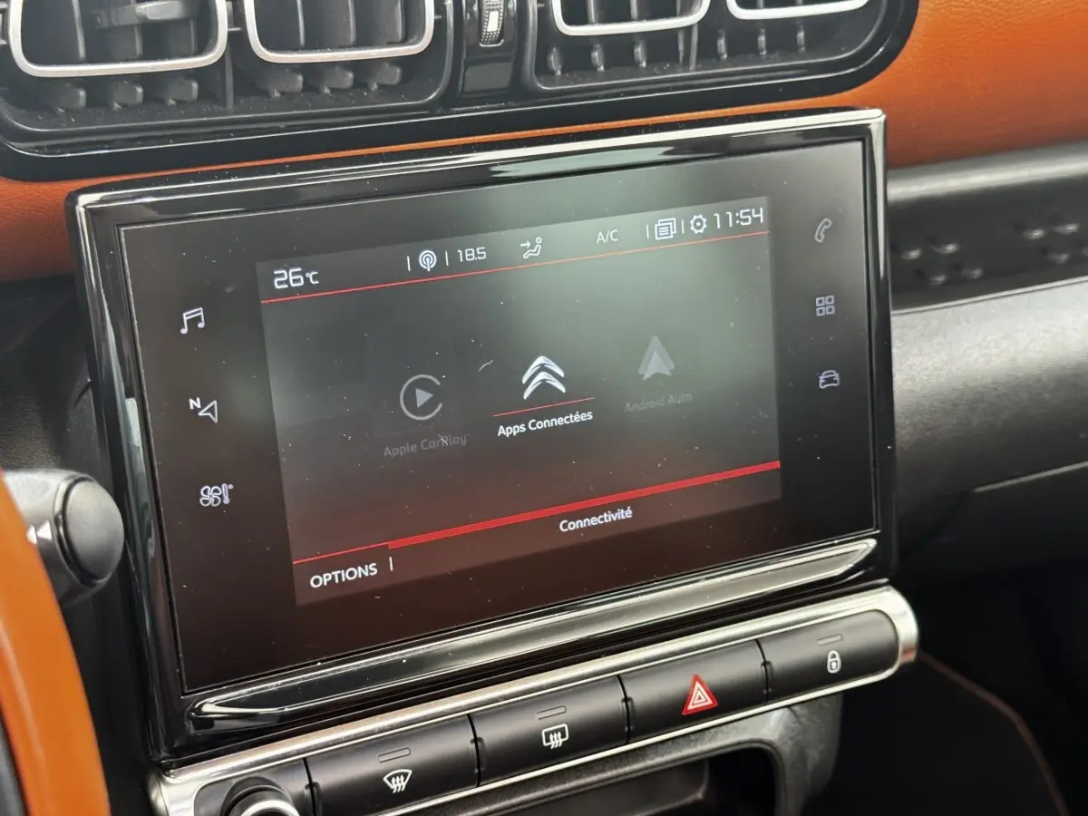 Gros plan sur l’écran tactile central noir du tableau de bord orange du Citroën C3 Aircross 2020 PureTech Shine Business.